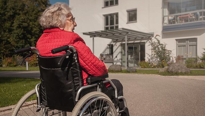 Eine Heimbewohnerin im Rollstuhl - viele Pflegebedürftige verbringen ihre letzten Tage in Kliniken. (Symbolbild) Eine Heimbewohnerin im Rollstuhl - viele Pflegebedürftige verbringen ihre letzten Tage in Kliniken. (Symbolbild)