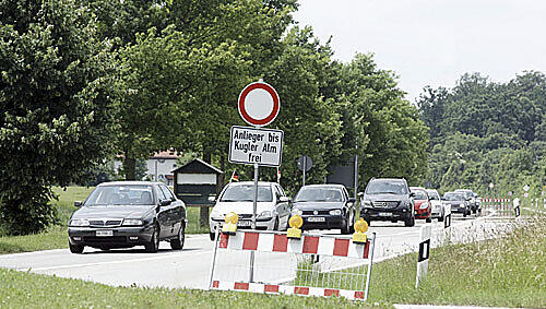 Die Kreisstraße von Oberhaching nach Grünwald: Hier wird umgeleitet – und das über eine Strecke von 33 Kilometern. Die Kreisstraße von Oberhaching nach Grünwald: Hier wird umgeleitet – und das über eine Strecke von 33 Kilometern.