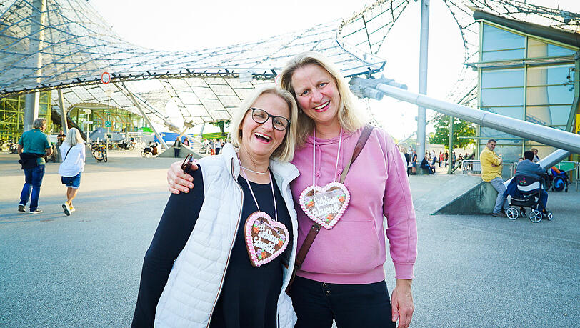 Für die Schwestern Christiane und Steffi bedeutete das Konzert das erste Wiedersehen seit über einem Jahr. Für die Schwestern Christiane und Steffi bedeutete das Konzert das erste Wiedersehen seit über einem Jahr.