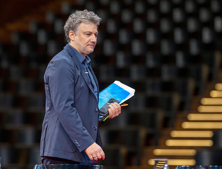 Jonas Kaufmann auf dem Weg zur Pressekonferenz.
