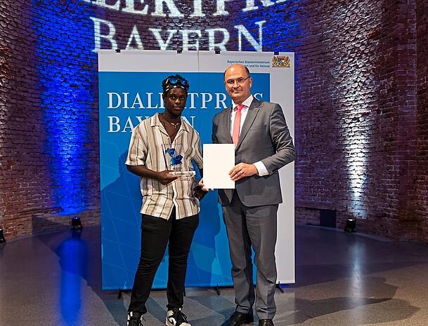 Heimatminister Albert Füracker übergibt Noah Hansen den Dialektpreis. Heimatminister Albert Füracker übergibt Noah Hansen den Dialektpreis.