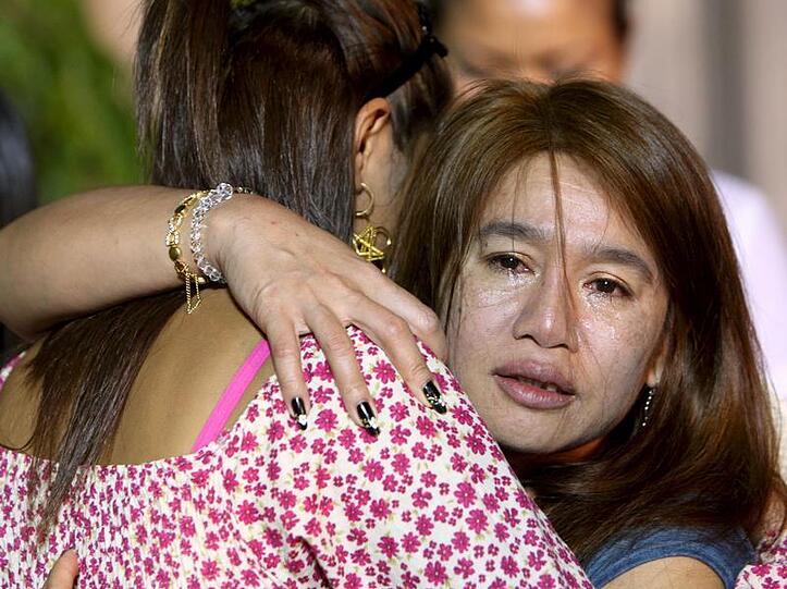 Trauriger Jahresbeginn in Bangkok: Angehörige der Opfer weinen vor dem Nachtclub