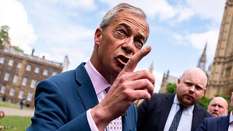 Der Chef der rechtspopulistischen Partei Reform UK legt sein Mandat nieder. (Archivbild)