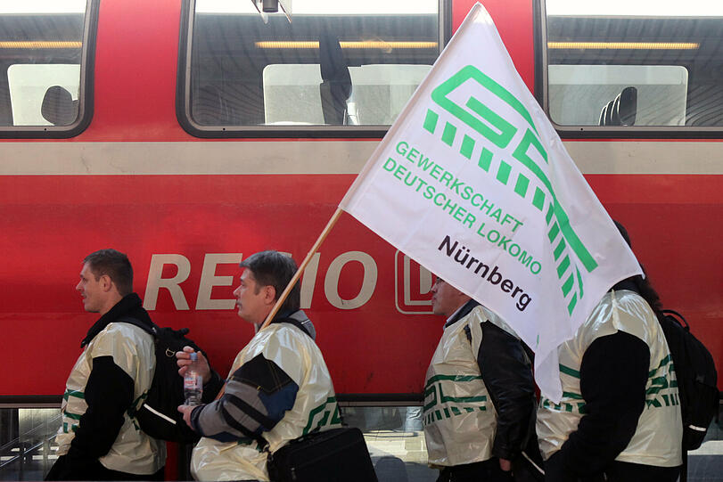 Die Lokführer der GDL bestreiken seit Mittwochabend den Güterverkehr, seit Donnerstag früh auch den Personenverkehr.