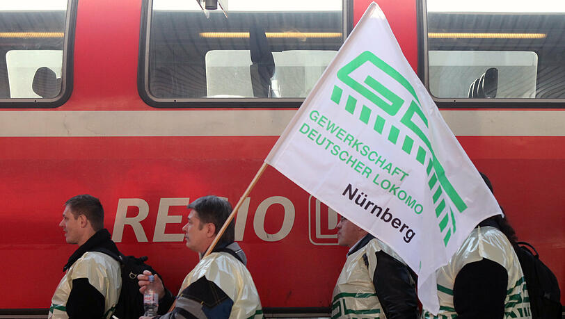 Die Lokführer der GDL bestreiken seit Mittwochabend den Güterverkehr, seit Donnerstag früh auch den Personenverkehr. Die Lokführer der GDL bestreiken seit Mittwochabend den Güterverkehr, seit Donnerstag früh auch den Personenverkehr.