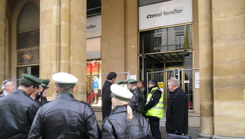 Auflauf auf der Maximilianstraße: Arkaden-Besitzer Urs Brunner (M.) inmitten von Polizisten. Foto: T. Gautier Auflauf auf der Maximilianstraße: Arkaden-Besitzer Urs Brunner (M.) inmitten von Polizisten. Foto: T. Gautier