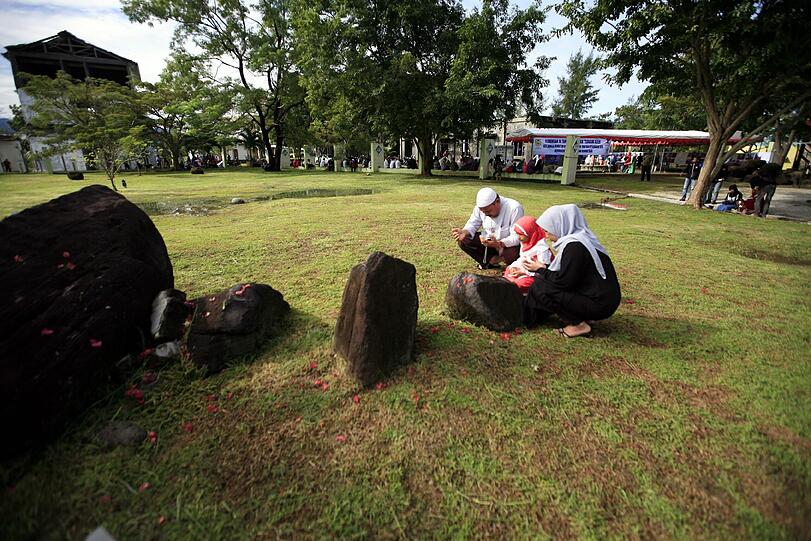 Zehn Jahre später gedenken Angehörige der Tsunami-Opfer in Indonesien