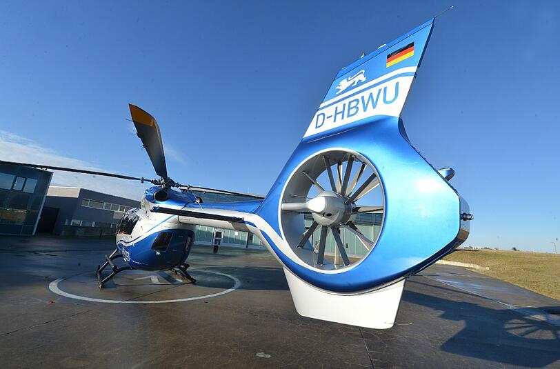Die Polizei in Baden-Württemberg bekommt ein neues technisches Hilfsmittel: Der neue Airbus-Polizeihubschrauber des Typs H 145 steht am 08. Januar auf dem Flughafen in Stuttgart.