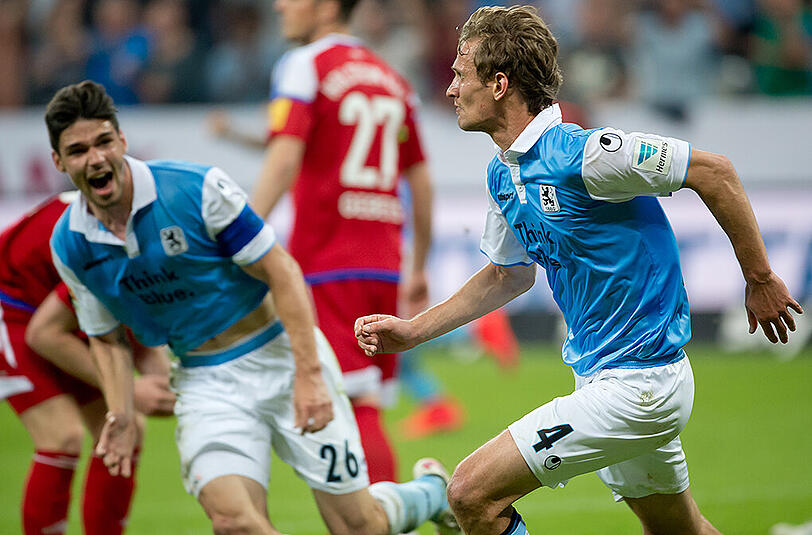 ...Abwehrspieler Kai Bülow musste die Kugel nur noch über die Linie drücken! 2:1 für Sechzig, das Tor zum Klassenerhalt!