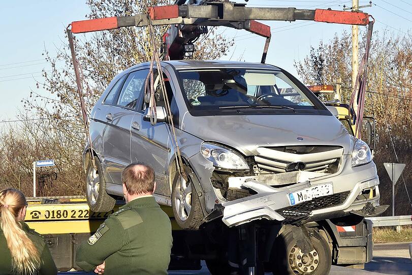 Der Mercedes räumte das "Auto der Woche" ab - und auch die daneben geparkten Gabrauchtwagen wurden ramponiert.