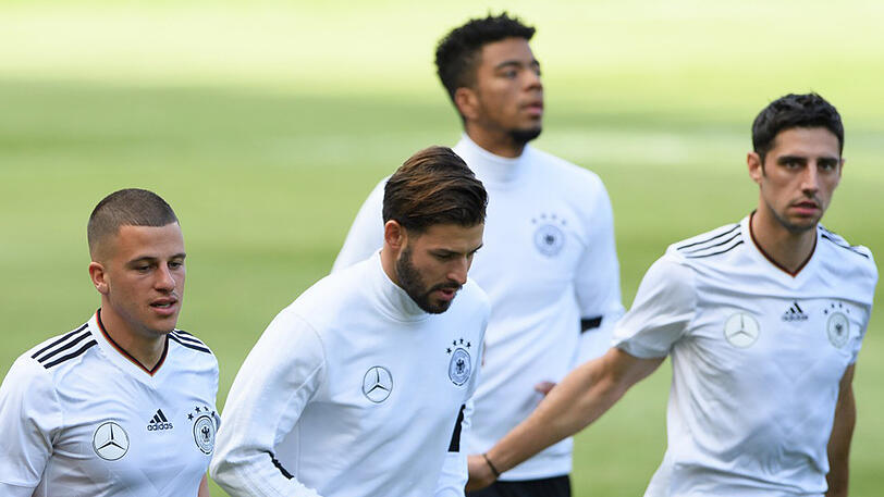 Marvin Plattenhardt (Bildmitte) - ohne Note.