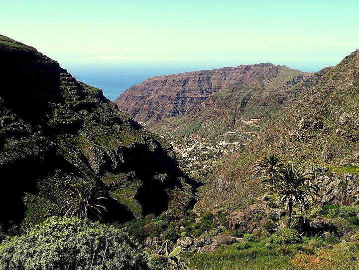 Wunderschöne Natur: Berge, Täler, Meer und blauer Himmel auf La Gomera.