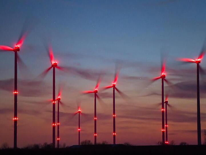 Der Bau neuer Windräder an Land ist im vergangenen Jahr in Deutschland auf den tiefsten Stand seit mehr als 20 Jahren eingebrochen.
