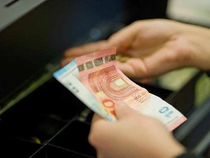 Rund 20 Millionen Euro hat die Bundesagentur für Arbeit (BA) bisher in bar an Empfänger von Arbeitslosengeld an Supermarktkassen ausgezahlt. Symbolbild: Daniel Karmann