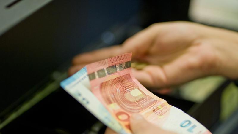 Rund 20 Millionen Euro hat die Bundesagentur für Arbeit (BA) bisher in bar an Empfänger von Arbeitslosengeld an Supermarktkassen ausgezahlt. Symbolbild: Daniel Karmann Rund 20 Millionen Euro hat die Bundesagentur für Arbeit (BA) bisher in bar an Empfänger von Arbeitslosengeld an Supermarktkassen ausgezahlt. Symbolbild: Daniel Karmann