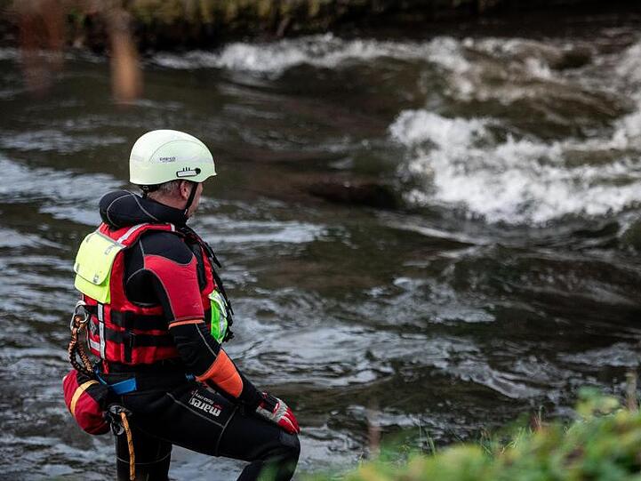 Die Polizei befürchtet, dass das Mädchen in den Fluss Hönne gefallen ist, der unmittelbar am Haus der Familie entlangfließt.
