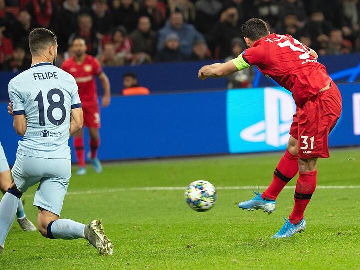 Leverkusens Kevin Volland (r) erzielt das Tor zum 2:0.