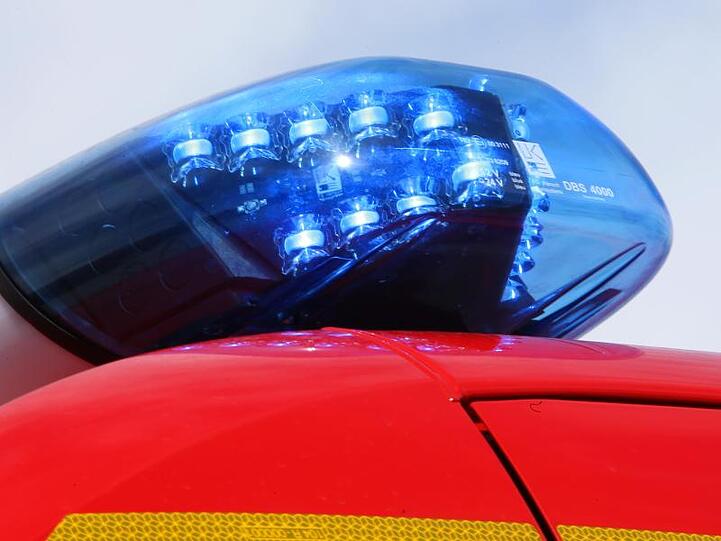 Das Blaulicht einer Feuerwehr leuchtet. Foto: Stephan Jansen/dpa/Symbolbild