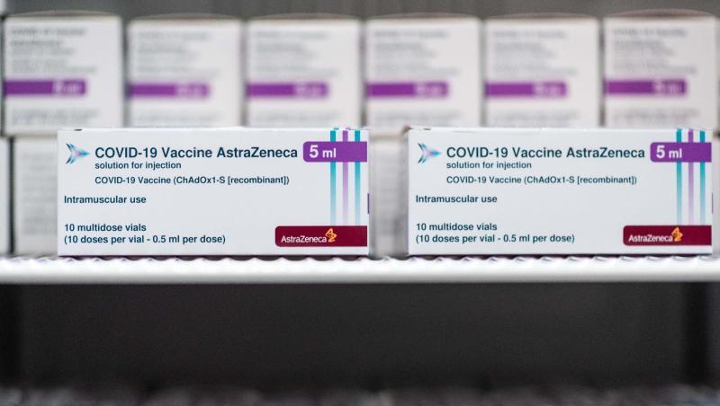 Der Impfstoff der Firma Astrazeneca lagert in einem Kühlschrank.