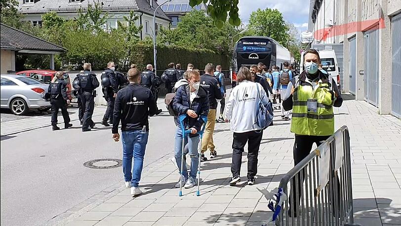 Fabian Greilinger auf Krücken: Der 20-Jährige hat sich Anfang Mai am Sprunggelenk verletzt. Fabian Greilinger auf Krücken: Der 20-Jährige hat sich Anfang Mai am Sprunggelenk verletzt.