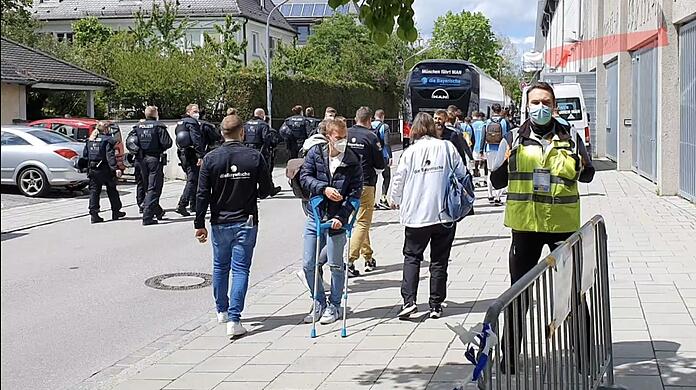 Fabian Greilinger auf Krücken: Der 20-Jährige hat sich am Sprunggelenk verletzt.