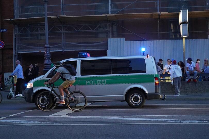 Blaulichteinsatz, Freitagabend im Univiertel.