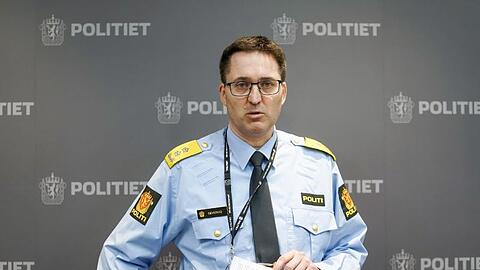 Polizeichef Ole Bredrup Saeverud bei einer Pressekonferenz zu den aktuellen Erkenntnissen nach der Gewalttat.