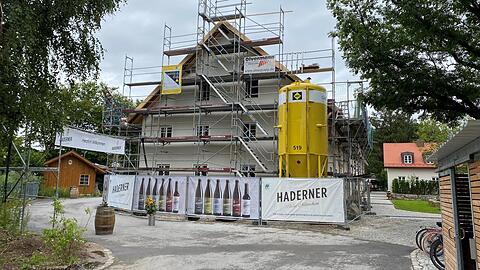 Das Gerüst außen muss noch eine Weile bleiben. Aber der Hofladen und die Brauerei im Stürzerhof haben ab sofort geöffnet.