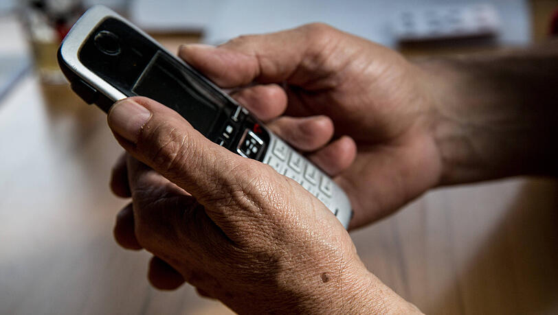Egal ob über Handy oder Festnetz, die Täter melden sich meist zuerst per Telefon. (Symbolbild)