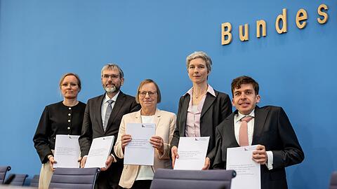 Umweltminister Schneider versprach, dass er die Warnungen des Expertenrates (im Foto) ernst nehme und pr&uuml;fen lassen werde.