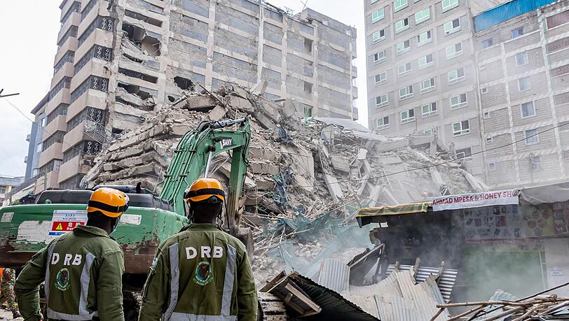 Rettungskräfte führen Such- und Rettungsmaßnahmen an der Stelle eines eingestürzten mehrstöckigen Gebäudes durch, das sich im Stadtteil Eastleigh in Nairobi im Bau befand. Rettungskräfte führen Such- und Rettungsmaßnahmen an der Stelle eines eingestürzten mehrstöckigen Gebäudes durch, das sich im Stadtteil Eastleigh in Nairobi im Bau befand.