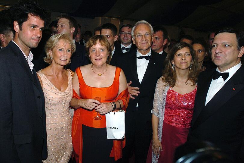 2004 war "knallig" angesagt: In orange machte die spätere Kanzlerin eine gute Figur inmitten ihrer politischen Mitstreiter und der kulturellen Elite.