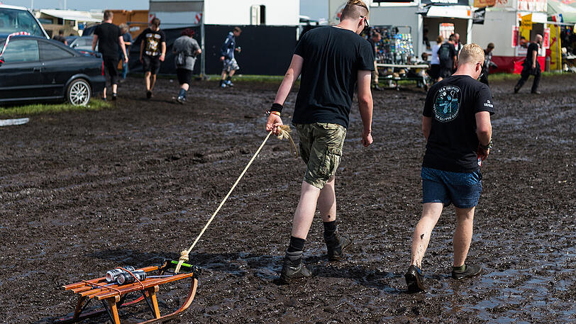 Das Wacken-Festival ist eröffnet. Die Bilder von Bier, Matsch und Fans.