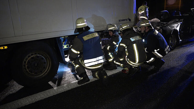 Das Ehepaar im Auto kam mit schwersten Verletzungen ins Krankenhaus. Der Lkw-Fahrer wurde zum Helden, weil er nach dem Unfall sofort das brennende Auto löschte. Die Bilder von der Unfallstelle.