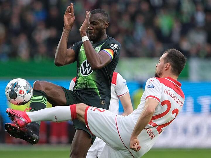 Wolfsburgs Josuha Guilavogui (l) und Düsseldorfs Kevin Stöger teilten sich mit ihren Teams die Punkte.