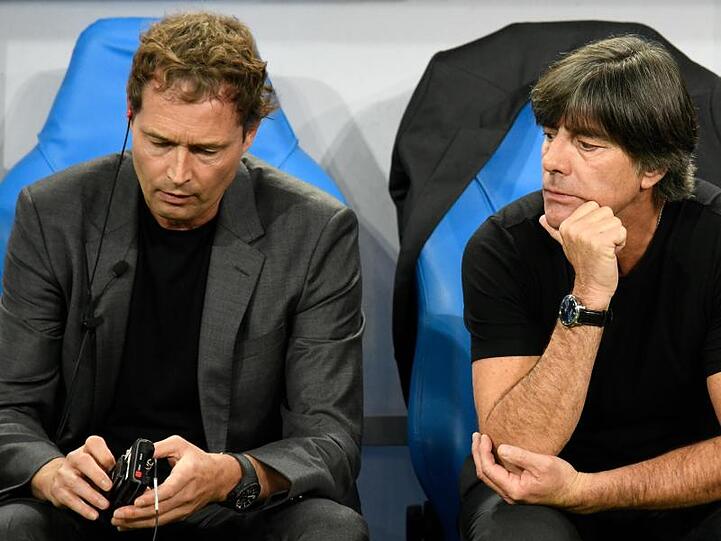 Marcus Sorg (l) rückt für zwei Spiele für den fehlenden Joachim Löw in die Chefrolle beim DFB-Team.