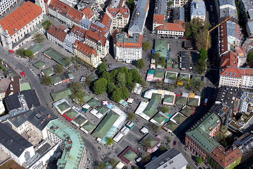 Mei, da wuselt's: große Standl, kleine Standl und überall Vordächer am Viktualienmarkt.