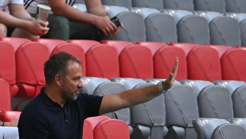 Bei der EM nur auf der Tribüne, aber bald an der Seitenlinie: Hansi Flick.