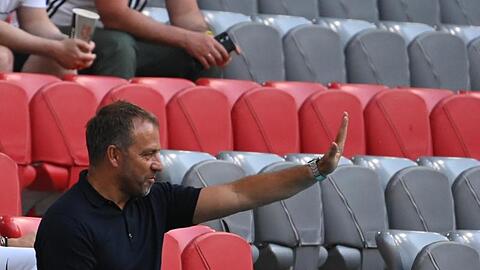 Bei der EM nur auf der Tribüne, aber bald an der Seitenlinie: Hansi Flick.