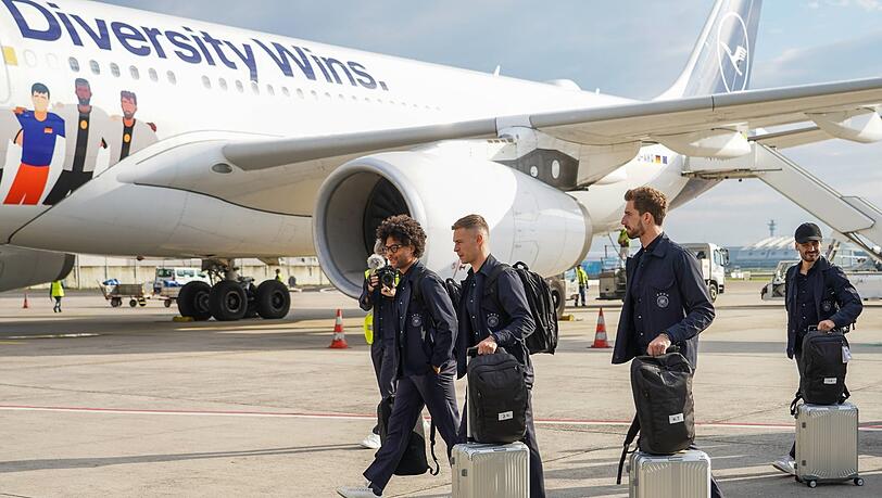 Die deutsche Nationalmannschaft fliegt mit dem Lufthansa-Airbus A330-300, der "Fanhansa" ins Trainingslager im Oman.