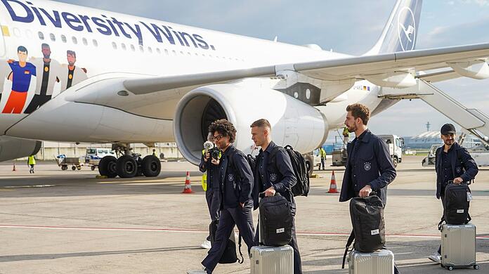 Die deutsche Nationalmannschaft fliegt mit dem Lufthansa-Airbus A330-300, der "Fanhansa" ins Trainingslager im Oman.