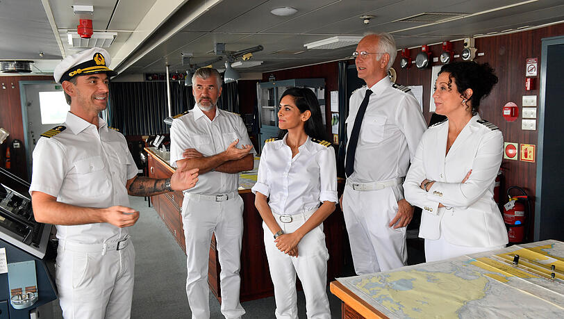 Mit Florian Silbereisen (l.), Daniel Morgenroth (2. v. l.), Collien-Ulmen-Fernandes und Harald Schmidt steht Barbara Wussow (r.) für "Das Traumschiff" vor der Kamera. Mit Florian Silbereisen (l.), Daniel Morgenroth (2. v. l.), Collien-Ulmen-Fernandes und Harald Schmidt steht Barbara Wussow (r.) für "Das Traumschiff" vor der Kamera.