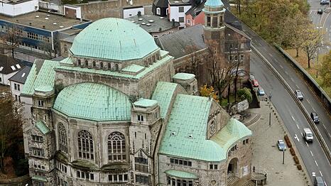 Die alte Synagoge in Essen: Zweimal soll der 17-Jährige in das Gebäude gegangen sein, um nach weiteren Opfern zu suchen. (Archivbild)