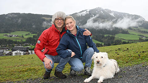 Sybille Waury mit Mann Joachim Friedmann und Hund "Frau Lu" beim Wandern.
