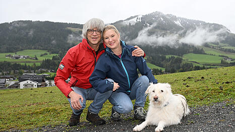 Sybille Waury mit Mann Joachim Friedmann und Hund "Frau Lu" beim Wandern.