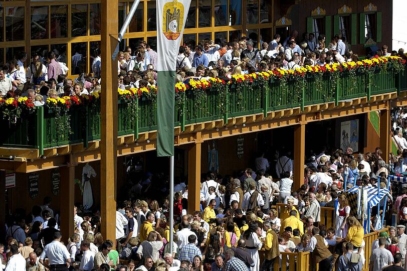 Auf und unter dem Balkon des Schützenzeltes zum Beispiel können die Raucher dieses Jahr in aller Ruhe qualmen.