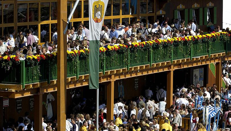 Auf und unter dem Balkon des Schützenzeltes zum Beispiel können die Raucher dieses Jahr in aller Ruhe qualmen. Auf und unter dem Balkon des Schützenzeltes zum Beispiel können die Raucher dieses Jahr in aller Ruhe qualmen.