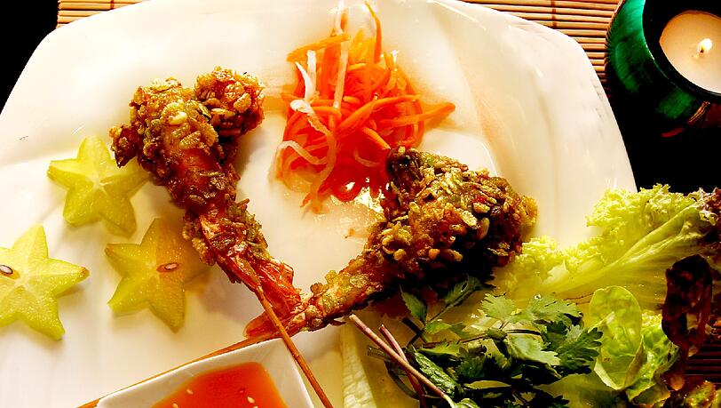 Kleine Kostproben, hier: Knusper-Garnelen mit Mangosauce.