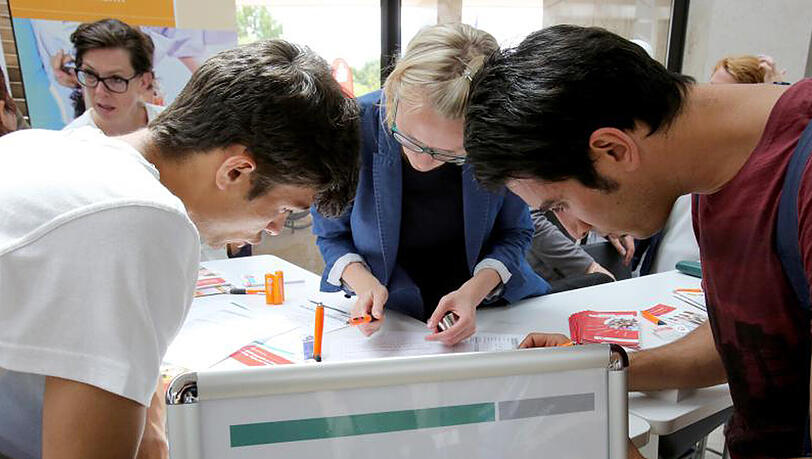 406.000 arbeitssuchende Flüchtlinge sind bei den Arbeitsagenturen und Jobcentern registriert. Foto: Bernd Wüstneck 406.000 arbeitssuchende Flüchtlinge sind bei den Arbeitsagenturen und Jobcentern registriert. Foto: Bernd Wüstneck