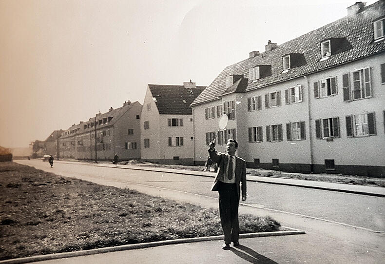 Mit "Onkel Max" beim Federballspiel an der Dientzenhoferstraße.